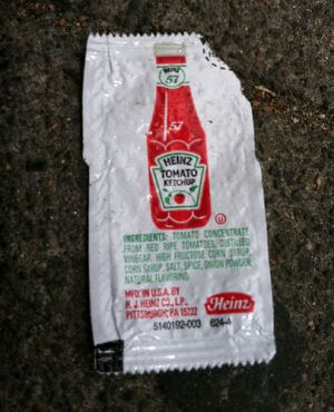 Bossa de ketchup Heinz a terra