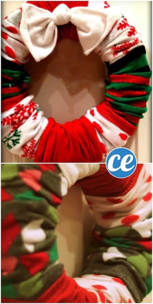 una corona navideña hecha con calcetines reciclados