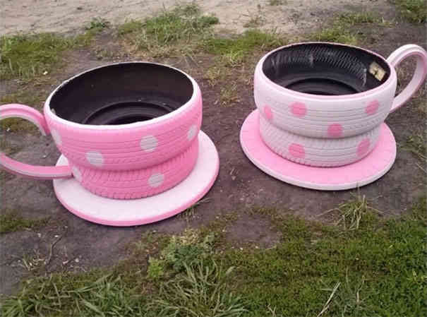 Neumáticos reutilizados en jardinera en forma de taza de té
