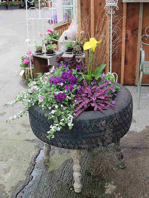 Neumático reciclado en jardinera para el jardín