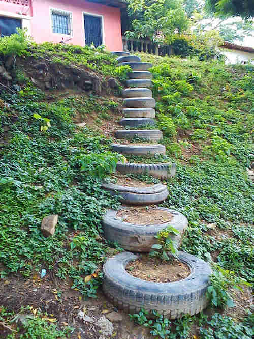Neumático reutilizado en escaleras de jardín