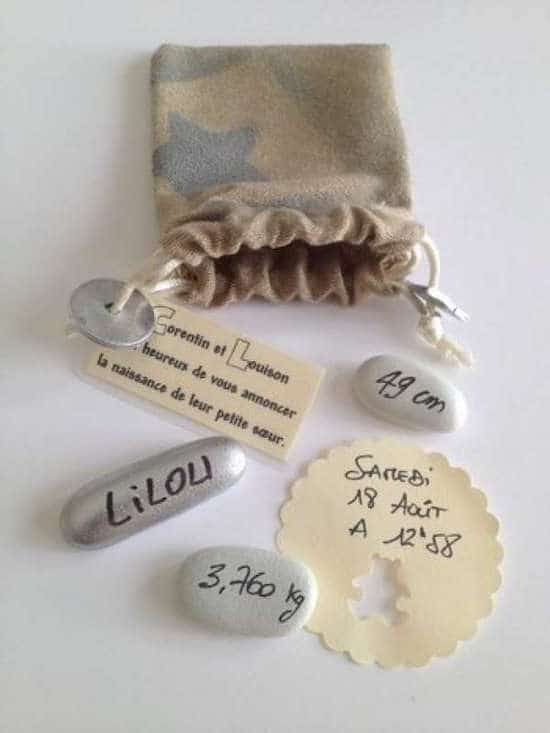 una bossa petita amb còdols per anunciar el naixement del nadó