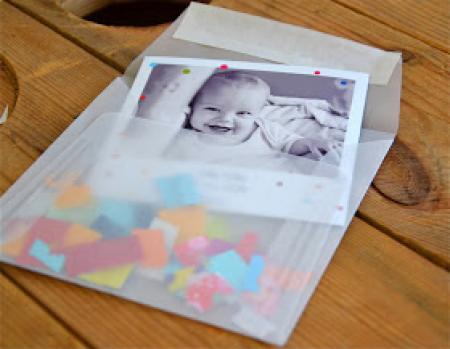 un sobre ple de confeti per anunciar el naixement d'un nadó