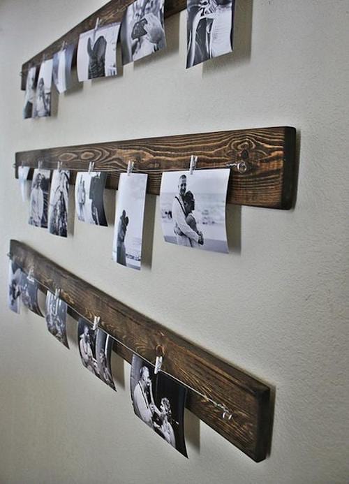 Fotos de família en blanc i negre penjades en un tros de fusta