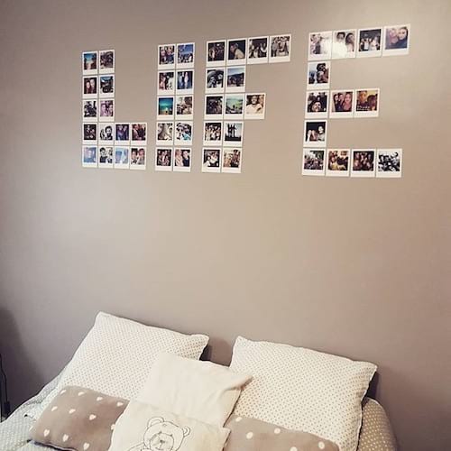 Fotos colgadas en la pared en forma de vida.