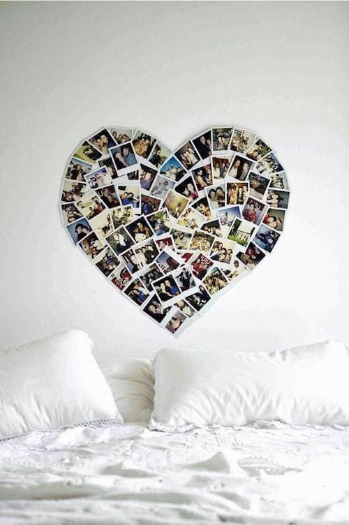 صور معلقة على الحائط على شكل قلب
