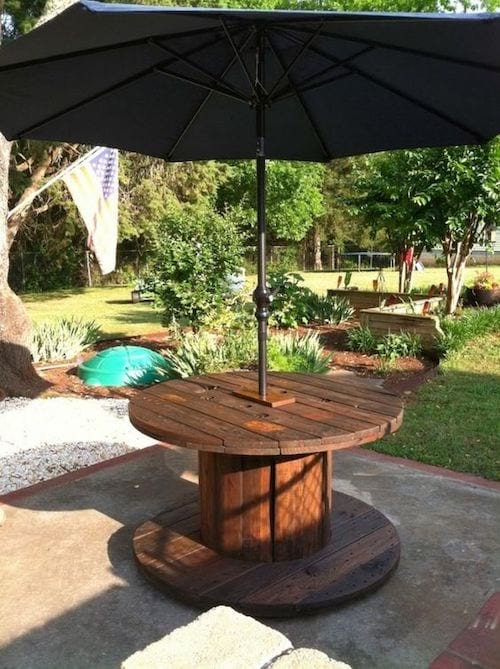 Mesa de jardín con agujero para sombrilla de carrete de madera