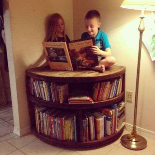 Dos nens en un rodet llegint