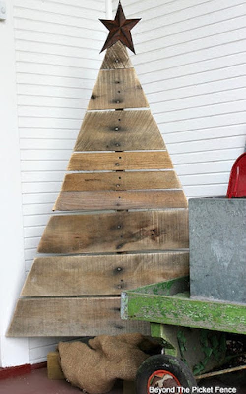 Árbol de Navidad creado a partir de varios palets de madera.