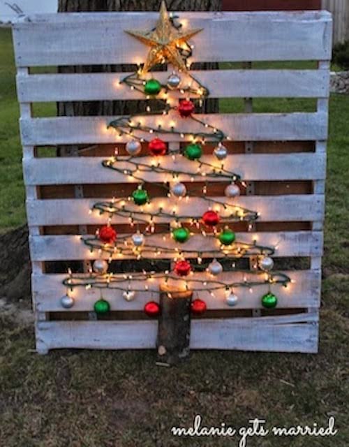 Fira d'arbres de Nadal amb fils brillants