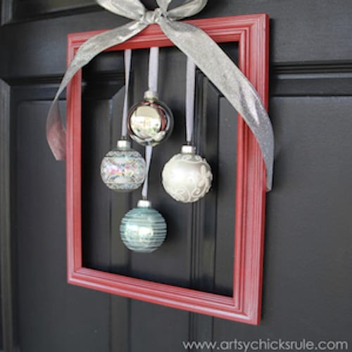 Mustaan ​​oveen kiinnitetty kehys joulukoristeeksi