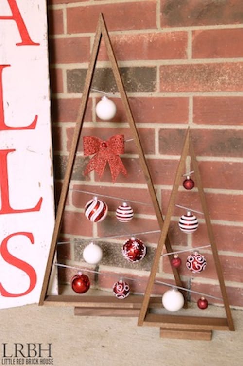 Dos triángulos de madera que sirven de decoración para bolas navideñas