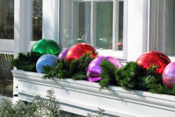 عدة زينة عيد الميلاد أمام نافذة المنزل