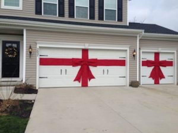 Garatge blanc decorat per Nadal amb un gran llaç vermell