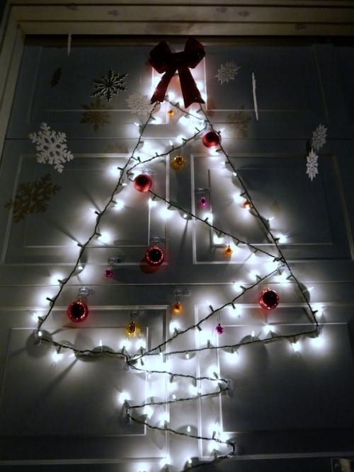 شجرة عيد الميلاد مشرقة مع العديد من الزخارف