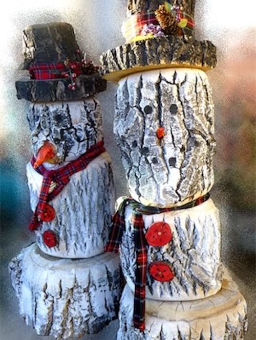 Muñeco de nieve con tronco de árbol