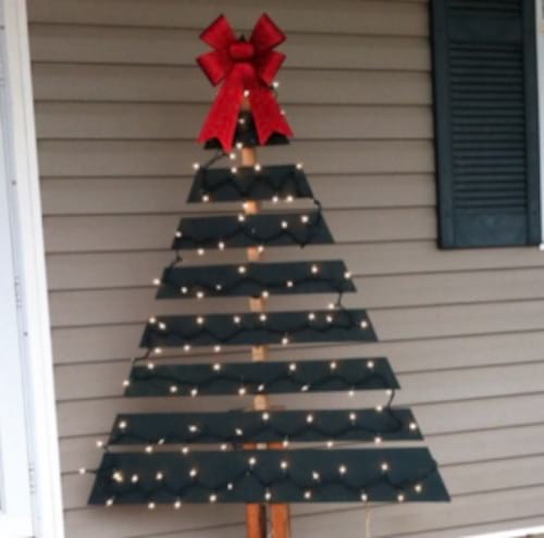 شجرة عيد الميلاد مصنوعة من عدة منصات خشبية