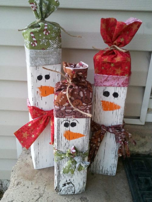 Pals de tanca decorats com un ninot de neu