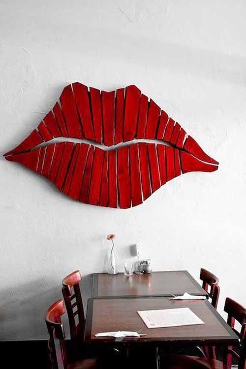 Tohutud huuled huulepulgaga seinal