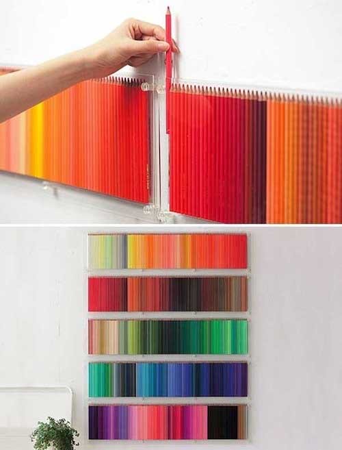 Diversos llapis de colors enganxats a la paret