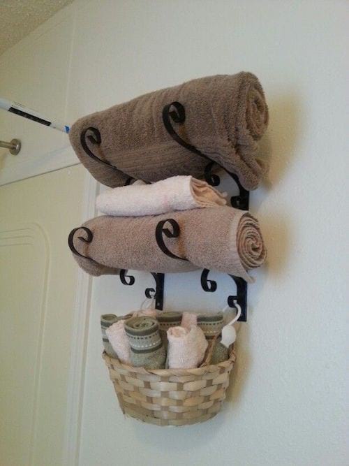 un macetero para guardar toallas de baño