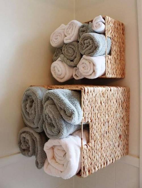 Cestas colgadas en la pared para guardar toallas.