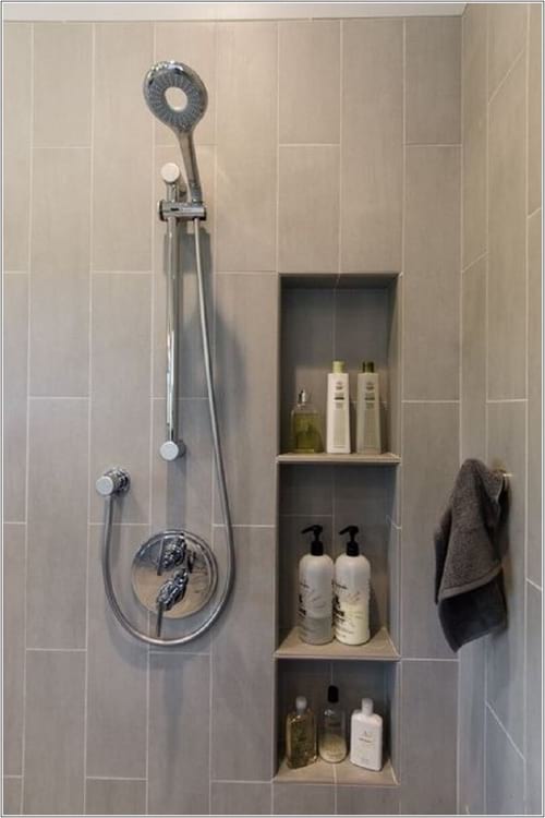 Un estante integrado en la pared de la ducha para ahorrar espacio y almacenamiento.