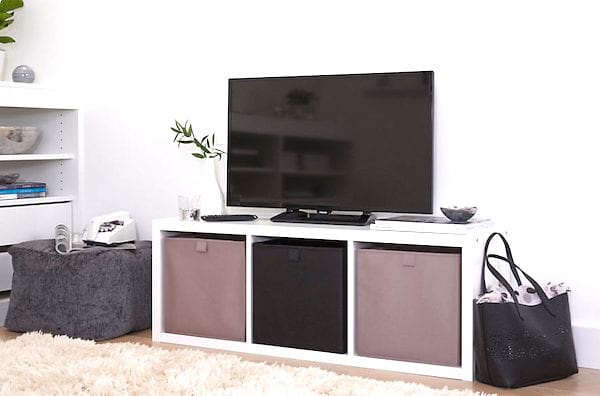 TV-møbel med hvide terninger