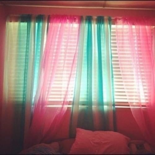 Farvede rene gardiner i et soveværelse