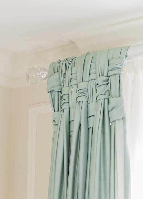 flettede gardiner på et soverom