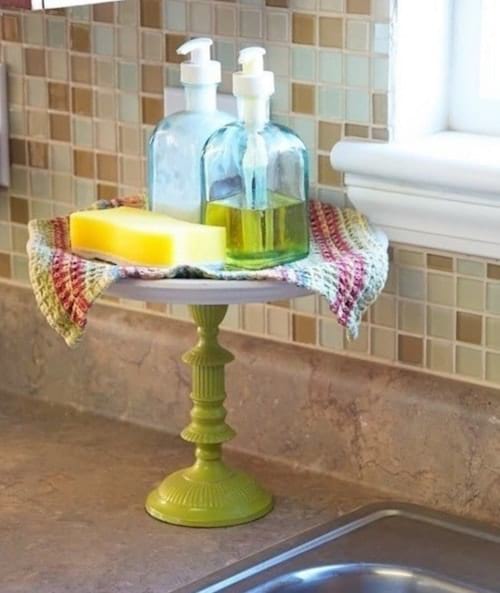un soporte para pasteles para guardar botellas en el baño o en la cocina