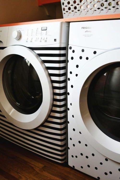 una lavadora y una secadora redecoradas con papel adhesivo