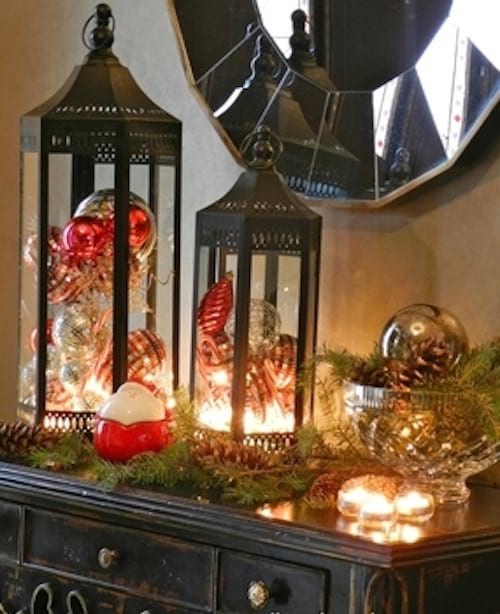 Linternas sobre una mesa como decoración navideña