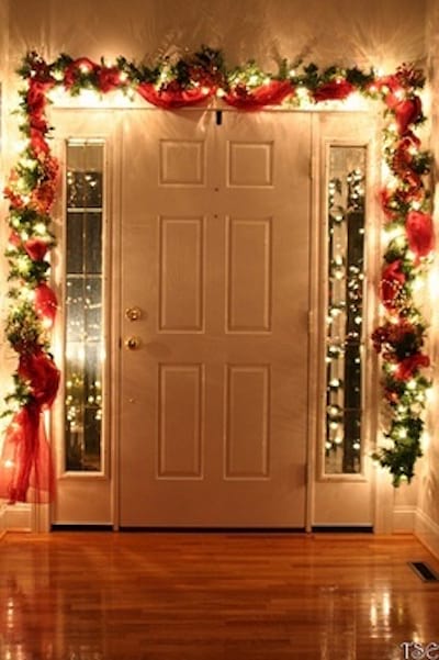 Decoració nadalenca dins de la porta