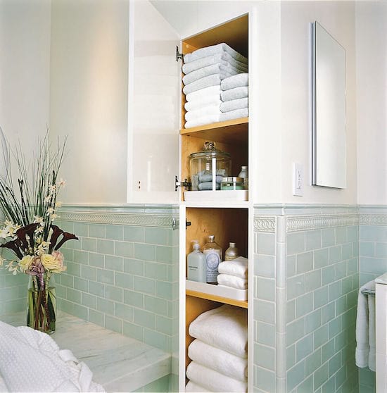 un estante integrado en la pared del baño