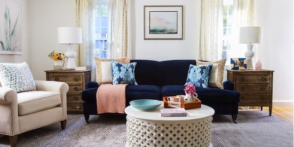 sala d'estar amb un sofà de vellut blau