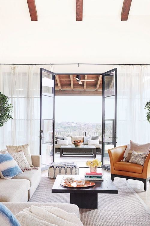 Una magnífica vista en la terraza con cortinas transparentes.