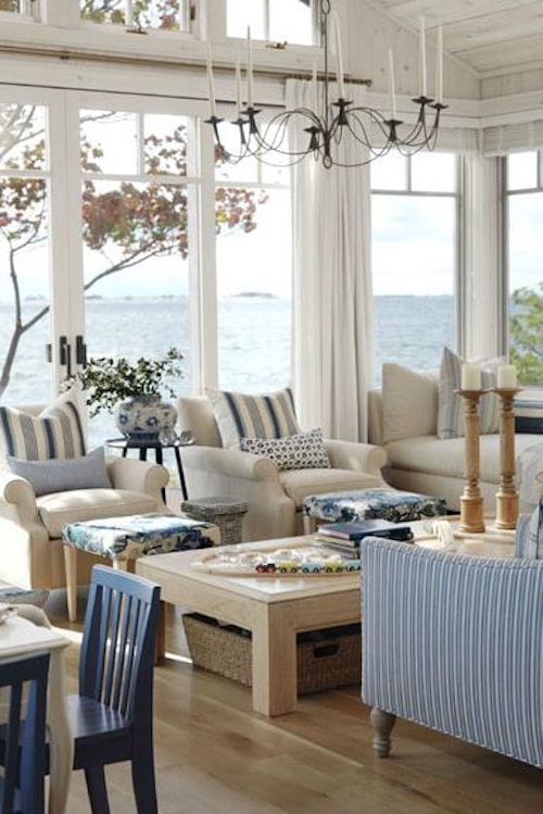 Salón con varios sofás y vista al mar