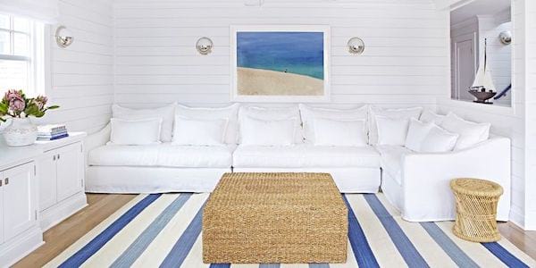 Un saló amb un estil de platja i decoració blanca