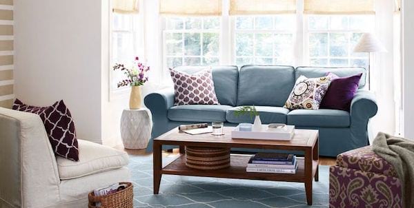 una sala de estar con decoraciones en estilo morado