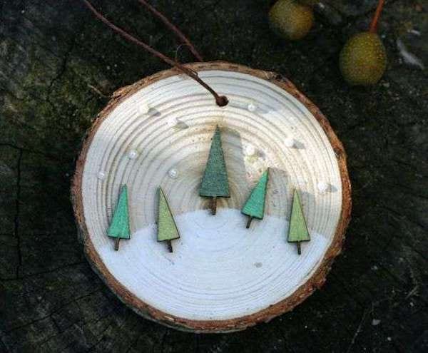 Pequeños abetos decorados en un tronco de madera