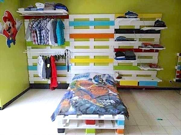 Palets de madera para almacenamiento y cama en la habitación de un niño