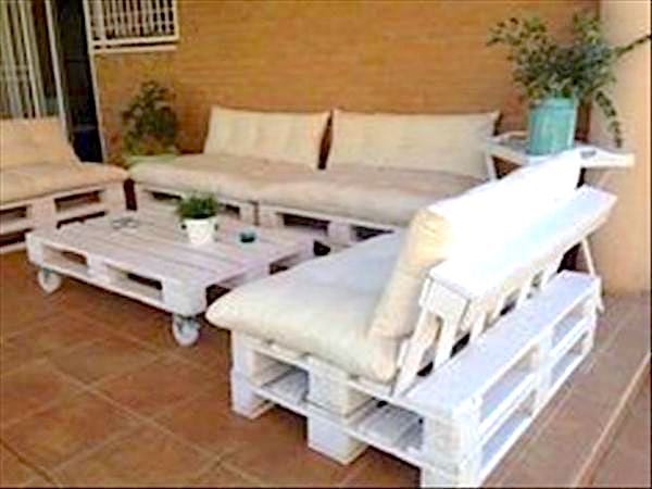 Paletas blancas para hacer un sofá de jardín blanco