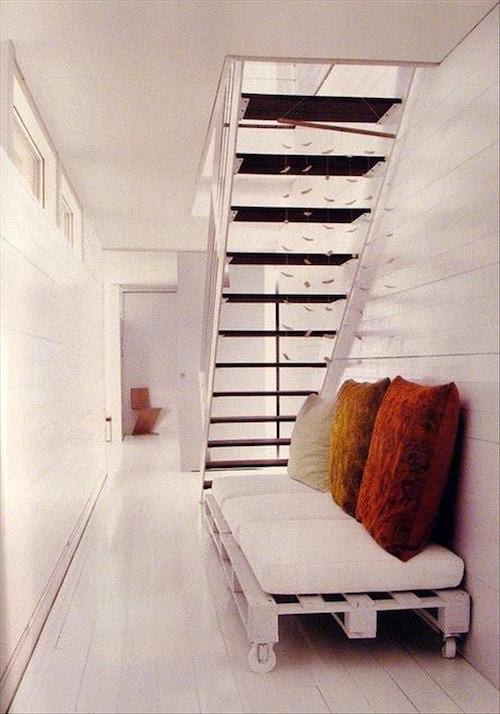 Palets debajo de escaleras