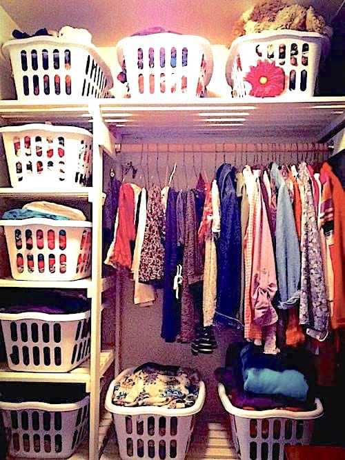 Cesto de ropa que sirve de almacenamiento para la ropa en un armario.