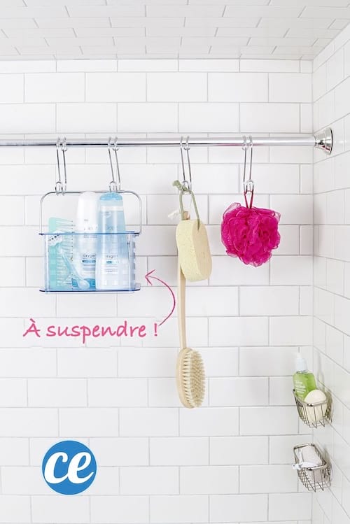 Una barra de ducha adicional en la ducha para colgar sus productos de belleza e higiene.