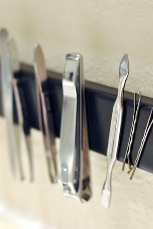 Una banda magnética que se utiliza para sujetar los utensilios de belleza.