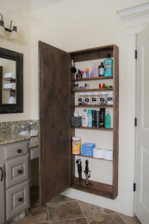 Um espelho que esconde uma prateleira para guardar produtos de higiene pessoal