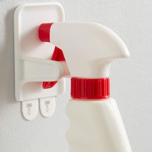 Spray limpiador unido a un gancho adhesivo