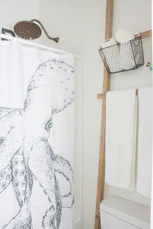Uma escada de armazenamento usada para pendurar toalhas